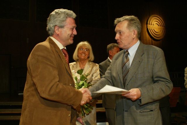Thomas Simaku
              receiving the 2004 Serocki Prize from the Jury Chairman,
              Polish composer Zygmunt Krauze